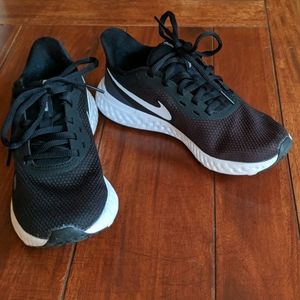Nike Women's Revolution 5 Running Shoes
(Sz 6)